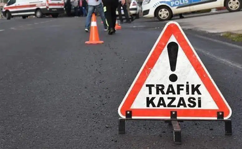 İzmir'de Motosiklet ve Otomobil Çarpışması: 1 Kişi Hayatını Kaybetti, 2 Kişi Yaralandı