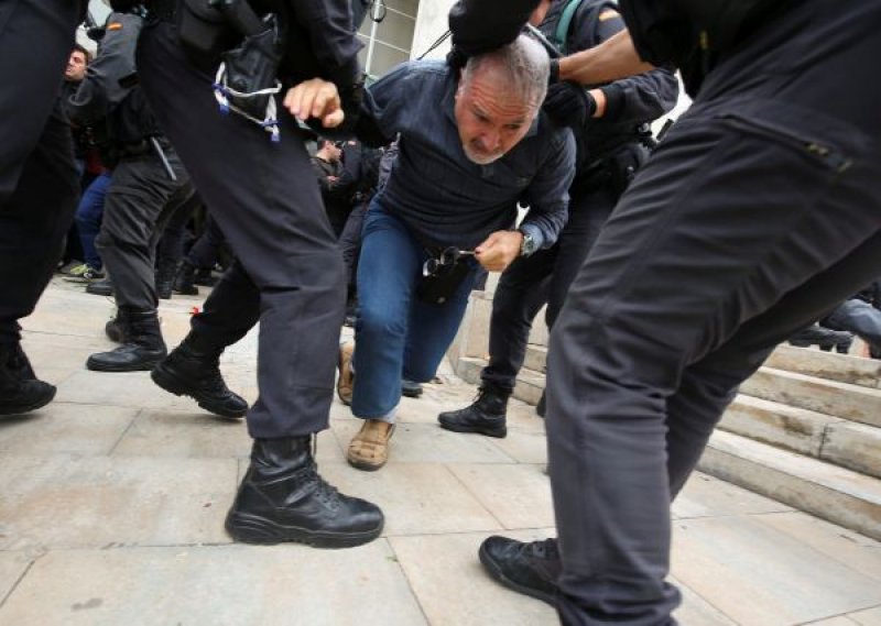 Barcelona sokakları savaş alanına döndü 8