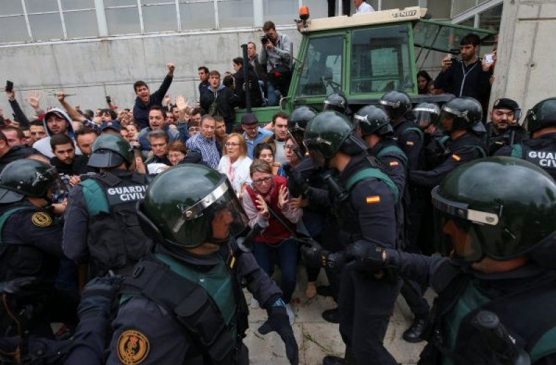 Barcelona sokakları savaş alanına döndü 9