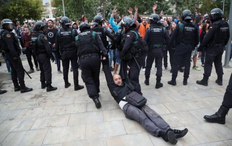 Barcelona sokakları savaş alanına döndü 17