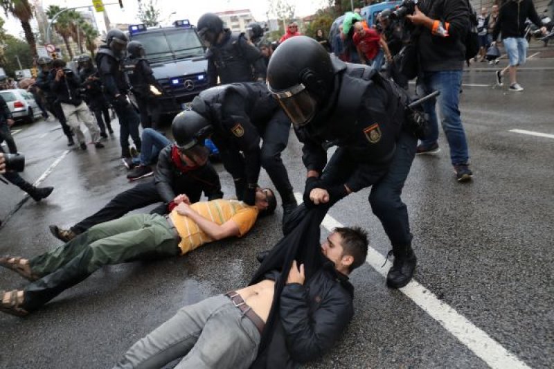 Barcelona sokakları savaş alanına döndü 19